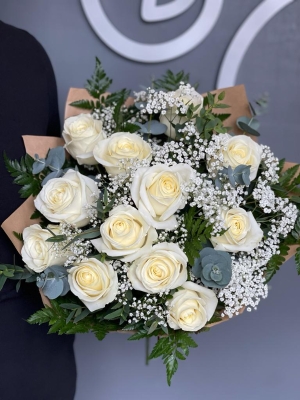 12 White Roses