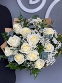 12 White Roses